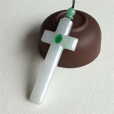 翡翠 十字架✝️ 这是上帝对世人的爱与救赎 是神圣不可侵犯的标志 整体有底色 质地细腻 水润 中间阳