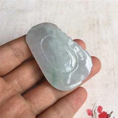 飘阳绿丝 福瓜 非常大件厚实的一款福瓜 整体稍有底色 质地细腻 水润 飘点阳绿丝 上身佩戴效果好 背