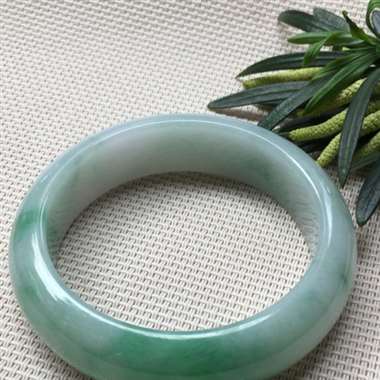 翡翠A货:糯种.绿色.正圈手镯.料子清爽干净.细腻水头十足.宽条厚装.色阳.有棉线纹.完美无纹裂.极 翡翠A货:糯种.绿色.正圈手镯.料子清爽干净.细腻水头十足.宽条厚装.色阳.有棉线纹.完美无纹裂.极