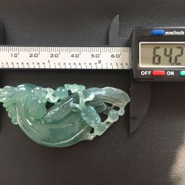 冰种飘花浅绿底鹦鹉挂件 底细优美 造型生动美观 雕工精致