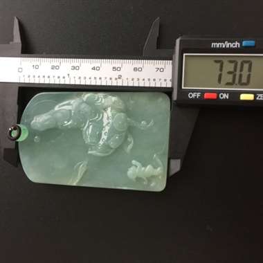 冰糯种完美湖绿送子观音。纯手工打造，线条流畅柔美。尺寸：73.0-45.6-8.5