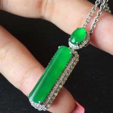 精品，高冰种起光艳阳绿！近玻璃种，完美无裂纹，种色非常漂亮！很阳！大钻豪华镶嵌，裸石7.5:5.5: