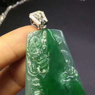 满绿望子成龙挂件，底子细腻，色辣完美，题材新颖，实物美，尺寸：49*35*7.8mm（镶嵌厚度）