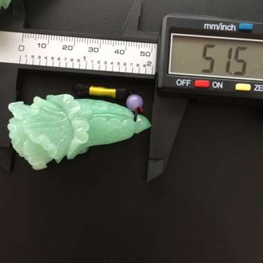冰糯种甜绿白菜挂件，打灯有纹，不打灯不见，不影响美观。尾图可见。尺寸：51.5-25.5-18.1