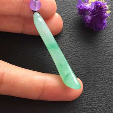 冰种飘花狼牙挂件 玉质细腻饱满 色泽靓丽