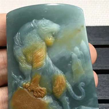 登山虎，虎行天下，精工雕刻，俏色巧雕，出神入化，活灵活现，霸气十足，大件，细腻，厚庄，完美，值得拥有