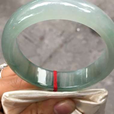 翡翠A货.冰种晴水油底飘花.正圈手镯.冰润通透.种老水头十足.料子细腻.清爽干净.宽条厚装饱满.肉感