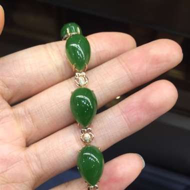 和田碧玉手链,玉质细腻,油亮,碧绿水润,通透,清新淡雅,绿意盎然,料子完美,18k金镶嵌天然钻石,款 和田碧玉手链,玉质细腻,油亮,碧绿水润,通透,清新淡雅,绿意盎然,料子完美,18k金镶嵌天然钻石,款