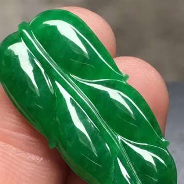 满色辣绿叶子,尺寸:32.5*14.7*3.3mm,种水佳,水润通透,满色辣绿,起胶,有纹裂H12 满色辣绿叶子,尺寸:32.5*14.7*3.3mm,种水佳,水润通透,满色辣绿,起胶,有纹裂H12