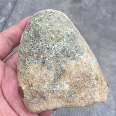 R559 331克达摩砍片料，种水超赞，糯冰飘花，可以赌一个大牌子，也可做成摆件，尺寸：100*7