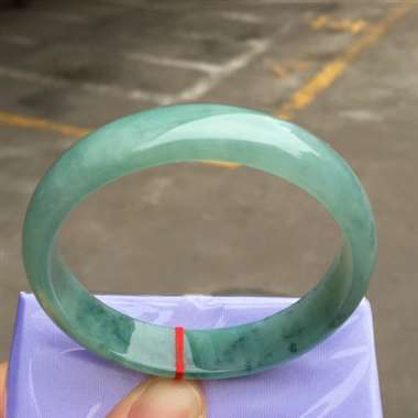 完美飘花正庄手镯，底庄非常细腻，上手效果好，性价比超高，推荐，尺寸52.5*11.8*5.8mm