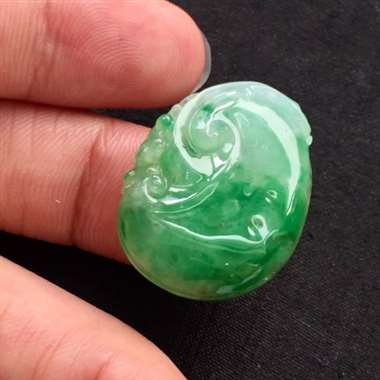 冰糯种飘阳绿如意挂件