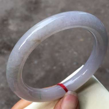 翡翠A货：冰糯种.紫底飘黄飘绿.圆条手镯.料子清爽.种老水头十足.条型饱满.完美无纹裂.有颗沙眼微刮