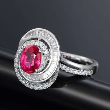 18k镶嵌，主石1.36ct，配钻0.53ct，手寸14#