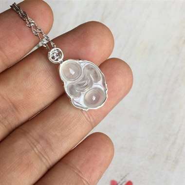 可爱 小弥撒 敲木鱼 18K金 钻石镶嵌 高冰种近玻璃种 质地细腻 冰透感好 种老 水头足 敲着木鱼