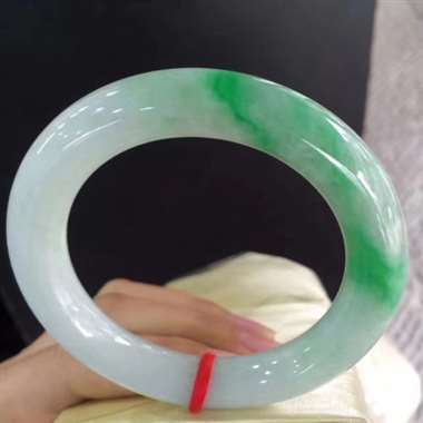 圆条飘绿镯，鲜艳亮丽，水润清爽，完美