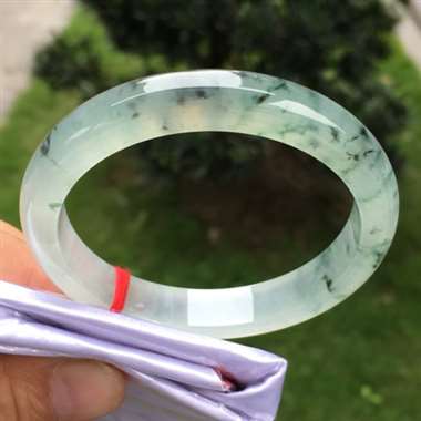 正圈，冰种飘花，尺寸55.6-10.9-7.7，水润冰透，种老起光，飘花灵动飘逸，底子干净通透，完美