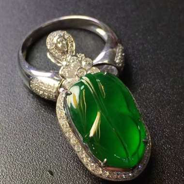 满绿叶子吊坠，戒指两用款，色辣水足，，时尚漂亮。裸石尺寸：17.8*11.2*11.2mm（镶嵌厚度