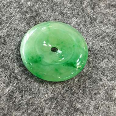 阳绿平安扣，完美色阳，饱满细腻，水头足，性价比高，推荐，尺寸28.7*4.7mm，重量8.16g