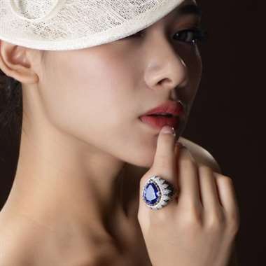 18k镶嵌，主石15.35ct，配钻2.09ct，手寸18#