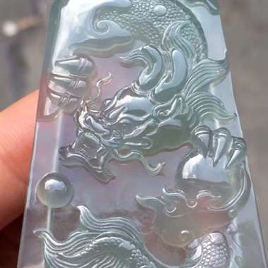 高冰带底色龙牌：完美无裂纹，种老起胶，雕工精致，色泽漂亮，饱满，尺寸：55.6/39/5.7 ，tm