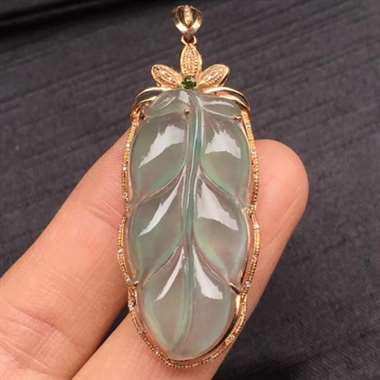 18K金镶嵌冰种底色叶子吊坠，种好起光，完美饱满，冰透细腻，性价比高，自然光实拍，裸石大小：37.7