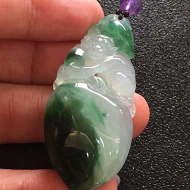 冰种飘花猴子献桃挂件 色泽艳丽 玉质细腻干净 清爽