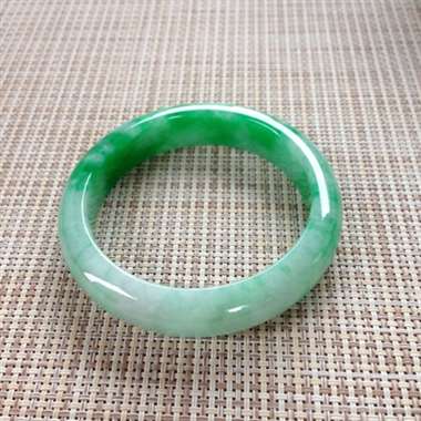 17041219#正圈尺寸：55.5x13x8mm 细润辣色镯，温润，颜色一级辣眼睛，性价比可以，完