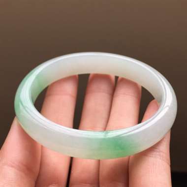 冰起胶阳绿贵妃手镯，规格：56.6*11.7*7，侧有纹，可抠到，不影响佩戴效果，底子水润细腻，色泽