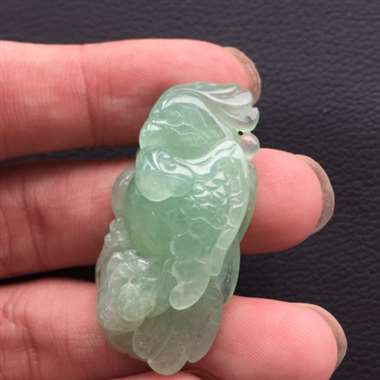 绿底鹦鹉,底妆细腻，美观典雅。