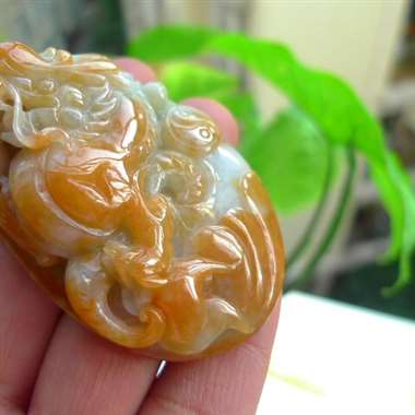 ︰翡翠如意龙牌玉吊坠 ︰70*42*21毫米(长*宽*厚)取最大值手工测量