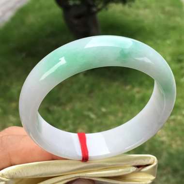 正圈，淡紫底飘绿，尺寸54.5-15.9-7.2，水润细腻，颜色亮丽，底子干净清爽，完美