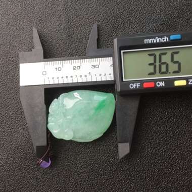 冰种飘阳绿寿桃，完美，种好色辣。尺寸：36.5-28.2-11.0