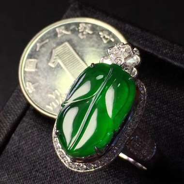 满绿叶子吊坠，戒指两用款，色辣水足，，时尚漂亮。裸石尺寸：17.8*11.2*11.2mm（镶嵌厚度