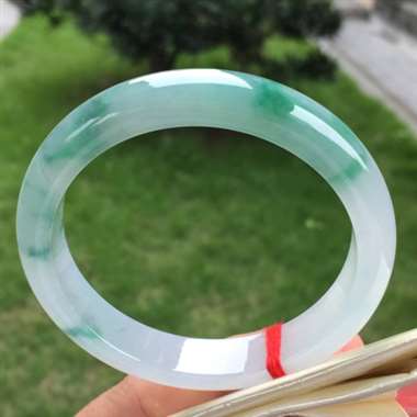 正圈，糯冰种飘绿，尺寸56.0-11.3-7.7，冰润细腻，种老水头足，完美