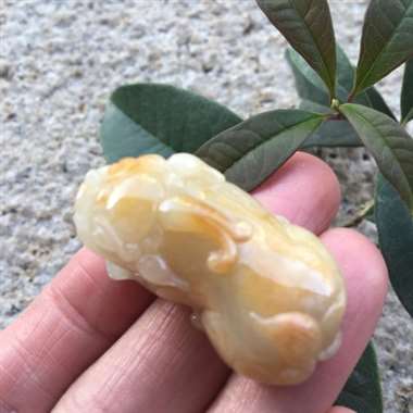 缅甸翡翠A货，很有味道的貔貅，天然的黄翡，谁带上他会天天生财，手慢无货。尺寸36.6/20.2/16