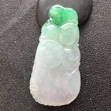 冰种飘绿龙头鱼挂件
