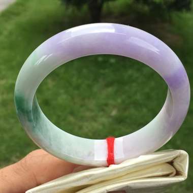 正圈，紫底飘绿，尺寸57.9-14.4-8.2，水润漂亮，颜色亮丽，表皮有细纹，不抠手，编号0416