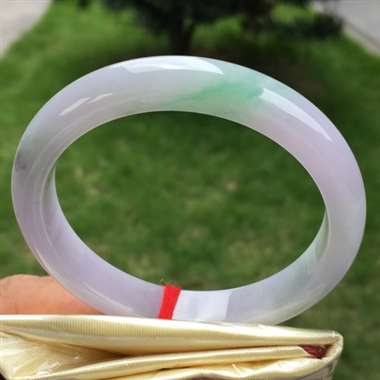 正圈，紫底飘绿，尺寸56.1-11.1-7.5，水润细腻，颜色亮丽，完美