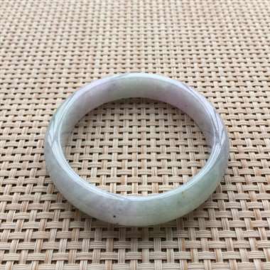 冰春彩带正装手镯，口径：62.3*13.2*7.8，有纹无抠感，不影响佩戴效果！