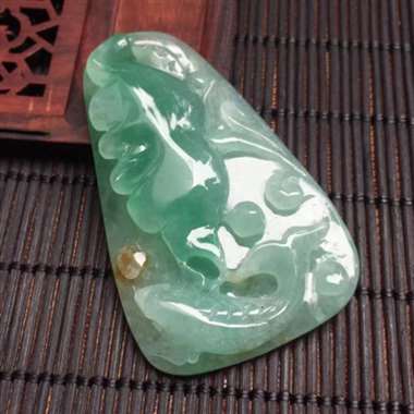 精雕翡翠阳绿鱼牌,雕工精美,颜色漂亮,水润起光,种老厚装,性价比高,大小:53.5/32.7/8mm 精雕翡翠阳绿鱼牌,雕工精美,颜色漂亮,水润起光,种老厚装,性价比高,大小:53.5/32.7/8mm