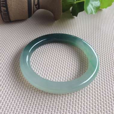 天然翡翠A货53.4圈口圆条手镯， 糯种飘阳绿，特别唯美的一条！