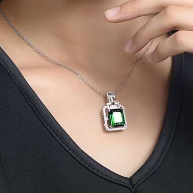 18k镶嵌，主石10.58ct，配钻0.4ct，总重5.54g