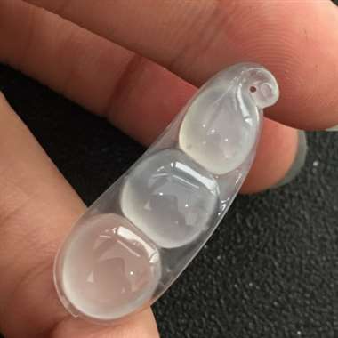 冰种四季豆挂件 尺寸：31.7-11.9-4.5mm