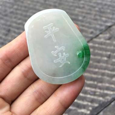 缅甸翡翠A货，鲤鱼跳龙门，做工精致，谁喜欢的赶紧下手，能够给你带来一生平安。尺寸53.2/40.8/
