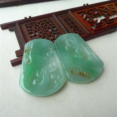 翡翠A货龙凤呈祥玉佩对 老坑料，种水足，料子细腻水润 雕工精湛！规格：56*39*6mm和56.5*