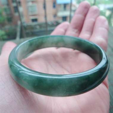 111409A货翡翠完美好种满绿正装手镯，圈口54.5mm，玉质细腻，颜色靓丽，种水好，条形佳，上手