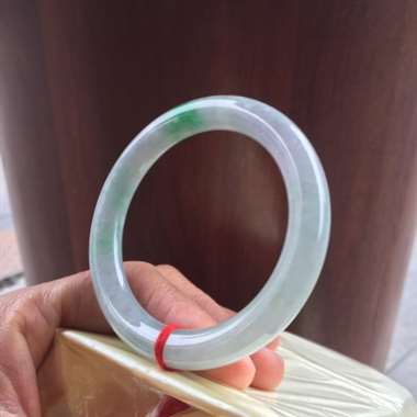 缅甸翡翠A货，完美秀气，小手的福利，色彩鲜艳，性价比超高，手慢无货。