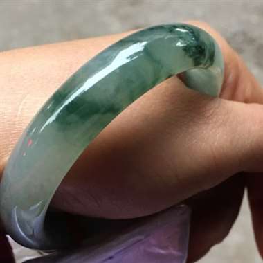 翡翠A货货:冰种.飘兰花正圈.冰润通透.种老起光.水头十足.打灯有见点小小纹.可忽略.尺寸:52.3 翡翠A货货:冰种.飘兰花正圈.冰润通透.种老起光.水头十足.打灯有见点小小纹.可忽略.尺寸:52.3
