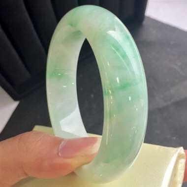 飘花浅绿底手镯 色泽艳丽 底细干净 完美无裂